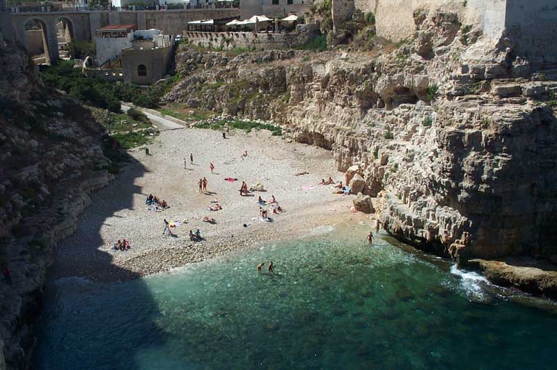 Alcune immagini della scogliera di Polignano a mare (Bari)